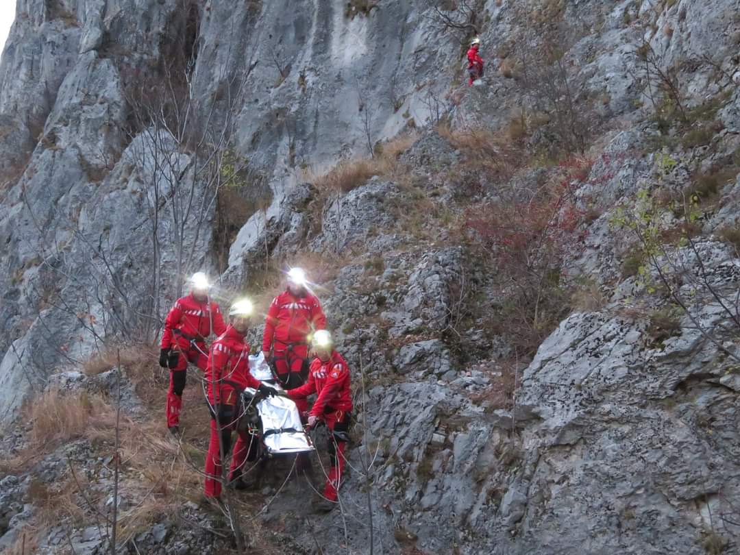 Rettungsaktion des Salvamont Borsa in steilem Gelände.
